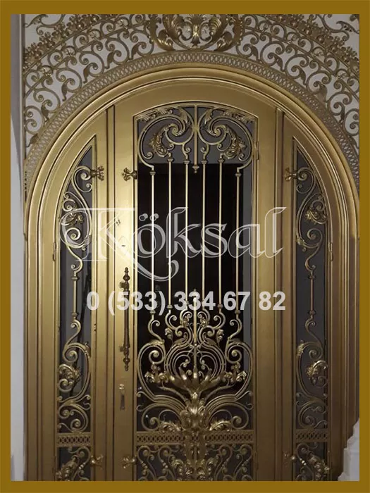 altın varaklı apartman kapısı