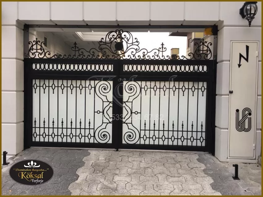 Siyah Ferforje Garaj Kapısı – Otomatik Garaj Kapıları